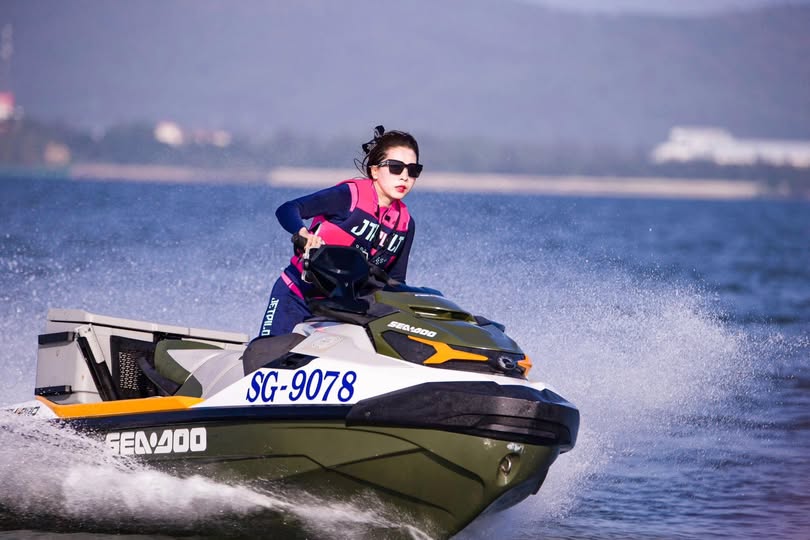 Chị quản lý dâm và những cậu nhân viên số hưởng